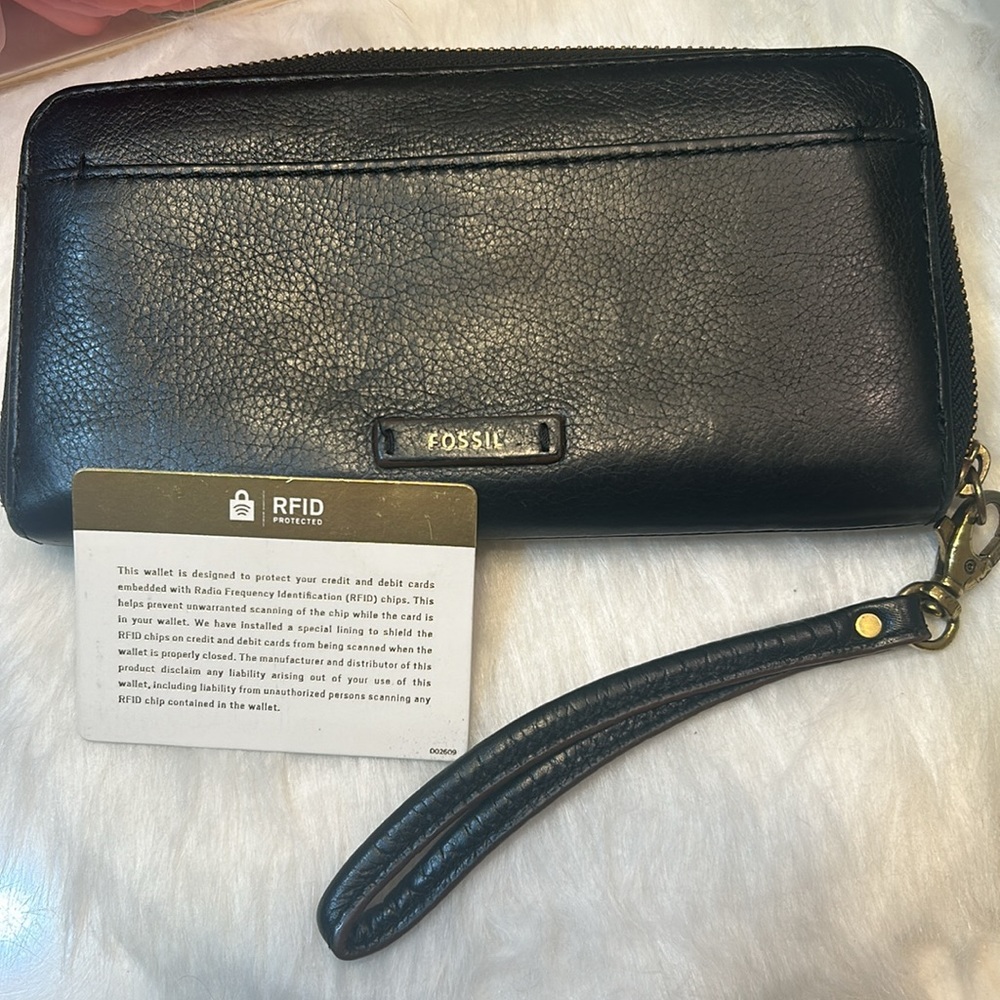 Fossil zip around black wallet - Picture 2 of 6